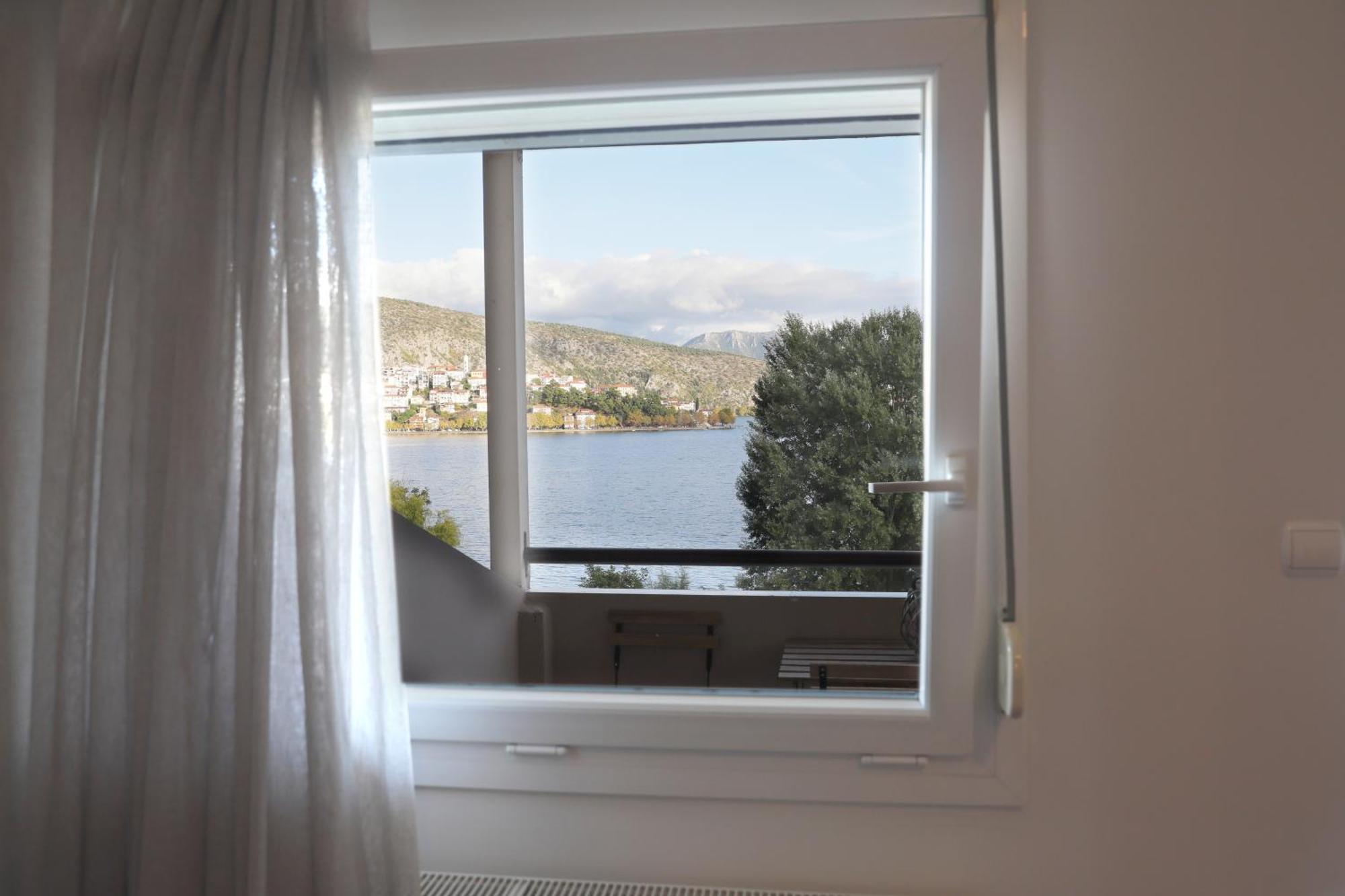 Swan Lake Front Apartment Kastoria Exteriör bild